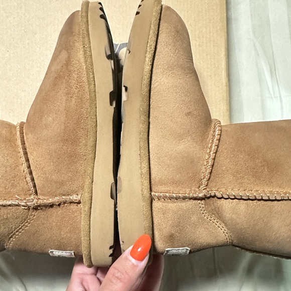 Girls Ugg Boots - Picture 4 of 7